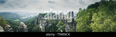 Wunderschöner Panoramablick auf die berühmte Basteibrücke mit Elbsandsteingebirge in der Sächsischen Schweiz National Park auf einem Stimmungsvollen Tag, Sachsen, Deutschland Stockfoto