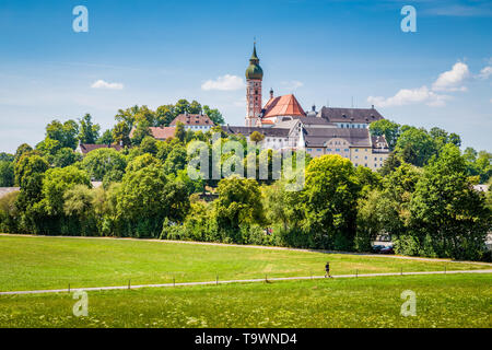 Schöne Aussicht von berühmten Kloster Andechs auf einem Hügel im Sommer, Landkreis Starnberg, Oberbayern, Deutschland Stockfoto