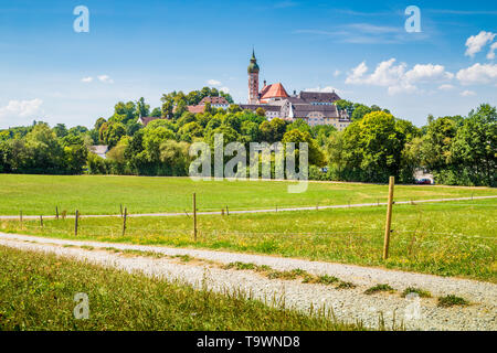 Schöne Aussicht von berühmten Kloster Andechs auf einem Hügel im Sommer, Landkreis Starnberg, Oberbayern, Deutschland Stockfoto