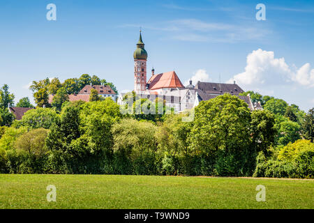 Schöne Aussicht von berühmten Kloster Andechs auf einem Hügel im Sommer, Landkreis Starnberg, Oberbayern, Deutschland Stockfoto