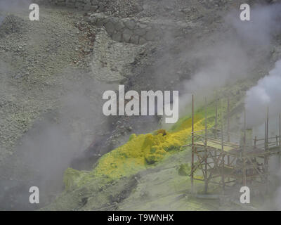 Der schwefelfelder Owakudani-Bergen aufsteigenden Station der Hakone Seilbahn in Japan Stockfoto