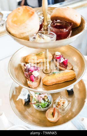 Einen Kuchen stand voll mit lecker Kuchen für einen englischen Nachmittagstee. Stockfoto