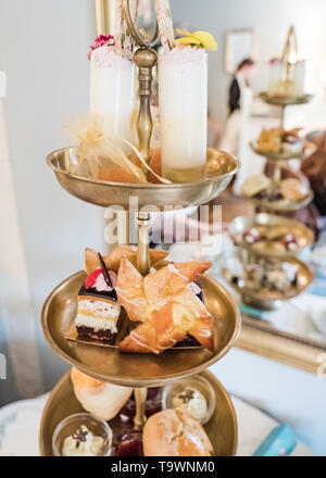 Einen Kuchen stand voll mit lecker Kuchen für einen englischen Nachmittagstee. Stockfoto