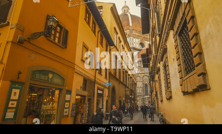 Blick auf den Dom von Florenz die schmale Straße in Florenz, Italien Stockfoto