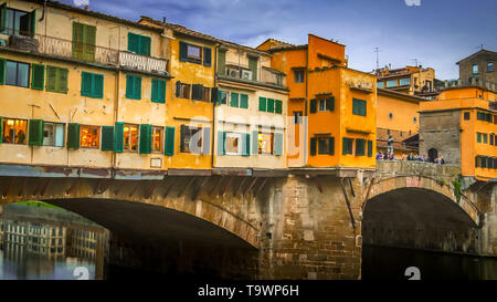 Ponte Vecchio Brücke über den Fluss Arno in Florenz, Italien Stockfoto