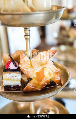 Einen Kuchen stand voll mit lecker Kuchen für einen englischen Nachmittagstee. Stockfoto