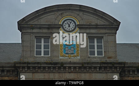 Kuppelbau oben mit Uhr und Wappen bei Avranches, Frankreich Stockfoto