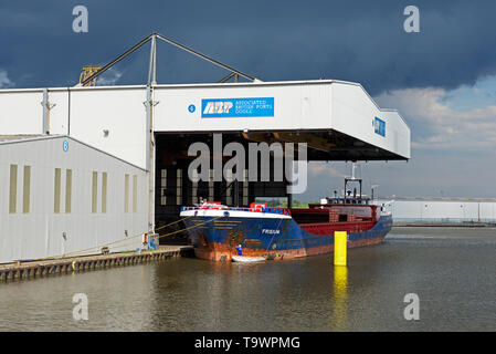 Schiff in Goole Docks, East Yorkshire, England UK entladen Stockfoto