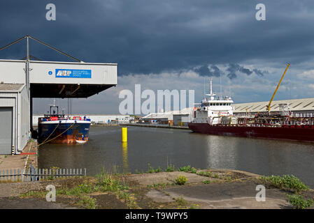 Schiff in Goole Docks, East Yorkshire, England UK entladen Stockfoto