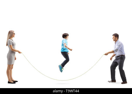 Volle Länge Schoß einer Mutter und Vater Holding ein Seil und ein Junge isoliert das Überspringen auf weißem Hintergrund Stockfoto