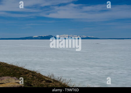 Yellowstone Lake, noch über Ende Mai eingefroren, Steamboat Point hot spring Stockfoto