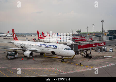 Istanbul, Türkei - Juni 2018: Start- und Landebahn der Flughafen Istanbul Atatürk mit Turkish Airlines Flugzeugen. Stockfoto