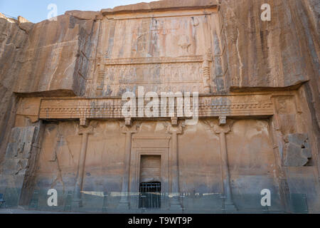 Persepolis, Iran - Juni 2018: Die Fassade des alten Grab des Artaxerxes III., gelegen am Hang des Mount Rahmet in Persepolis. Stockfoto