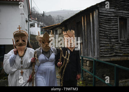 Die traditionelle Entrudo (Karneval) von Lazarim, wo am Dienstag die Menschen in Holz Masken in der Hauptansicht von Dorfplatz versammeln. Stockfoto