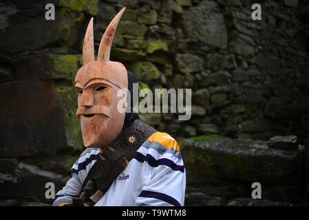 Die traditionelle Entrudo (Karneval) von Lazarim, wo am Dienstag die Menschen in Holz Masken in der Hauptansicht von Dorfplatz versammeln. Stockfoto