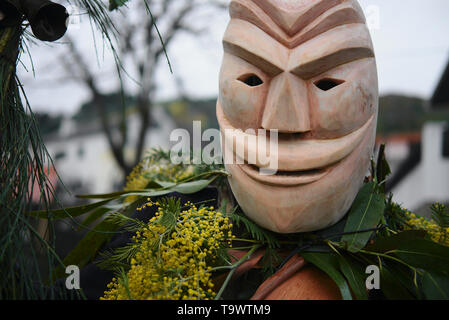 Die traditionelle Entrudo (Karneval) von Lazarim, wo am Dienstag die Menschen in Holz Masken in der Hauptansicht von Dorfplatz versammeln. Stockfoto