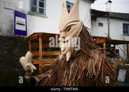 Die traditionelle Entrudo (Karneval) von Lazarim, wo am Dienstag die Menschen in Holz Masken in der Hauptansicht von Dorfplatz versammeln. Stockfoto