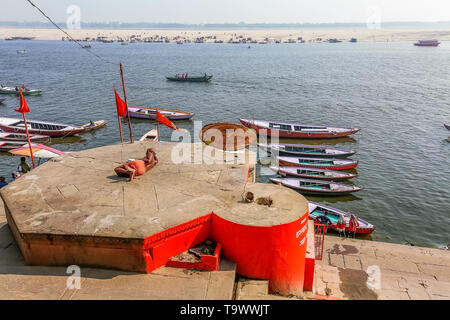 Luftaufnahme von Varanasi Ganges ghat mit hölzernen Boote auf dem Fluss Ganges Stockfoto