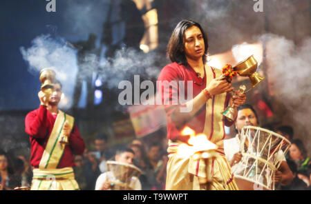 Jungen Hindu Priester führen heilige Ganga Aarti rituellen Zeremonie am Ghat Dashashwamedh Ganges in Varanasi Indien. Stockfoto