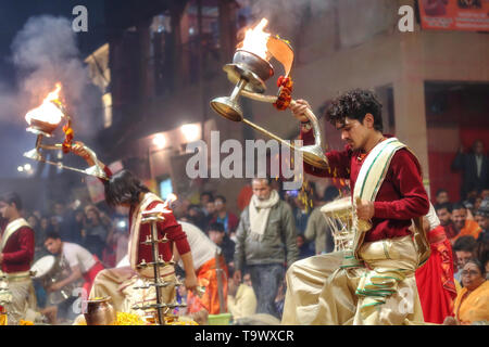 Junge Indische hinduistische Priester führen heilige Ganga Aarti rituellen Zeremonie an Dashashwamedh Ganges River Bank in Varanasi Indien. Stockfoto