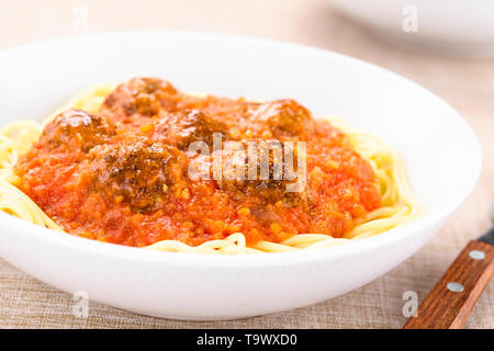 Spaghetti mit hausgemachten frikadellen und frischer Tomatensauce in der Schüssel (selektive Fokus, Fokus auf der Vorderseite der frikadelle auf der rechten Seite). Stockfoto