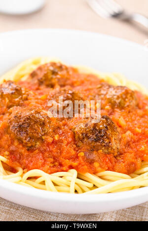 Spaghetti mit hausgemachten frikadellen und frischer Tomatensauce in der Schüssel (selektive Fokus, Fokus auf der Vorderseite der ersten zwei fleischbällchen) Stockfoto