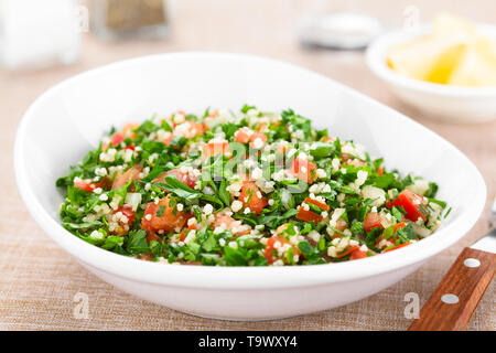 Frische vegane Tabbouleh Salat aus Tomaten, Petersilie, Zwiebel und Couscous in Schale (selektive Fokus, Fokus ein Drittel in den Salat) Stockfoto