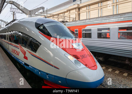 Sankt Petersburg, Russland - Mai 2019: sapsan Zug am Bahnsteig in Sankt Petersburg Moskau Bahnhof. Sapsan ist einer russischen Hochgeschwindigkeitszug Stockfoto