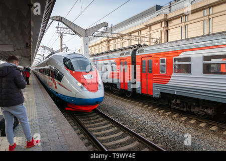 Sankt Petersburg, Russland - Mai 2019: sapsan Zug am Bahnsteig in Sankt Petersburg Moskau Bahnhof. Sapsan ist einer russischen Hochgeschwindigkeitszug Stockfoto