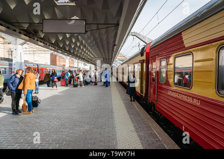 Sankt Petersburg, Russland - Mai 2019: Grand Express Nachtzug auf der Plattform in Sankt Petersburg 13.12.2008 Bahnhof. Stockfoto