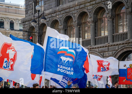 Sankt Petersburg - Mai 2019: United Russland Flagge im politischen Parade in Russland. United Russland ist die herrschende politische Partei der Russischen Föderation Stockfoto