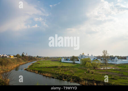 Landschaft von Suzdal, Russland mit Theotokos Kloster. Susdal ist eine beliebte Touristenattraktion und ein Teil der Goldene Ring von Russland rund um Moskau. Stockfoto