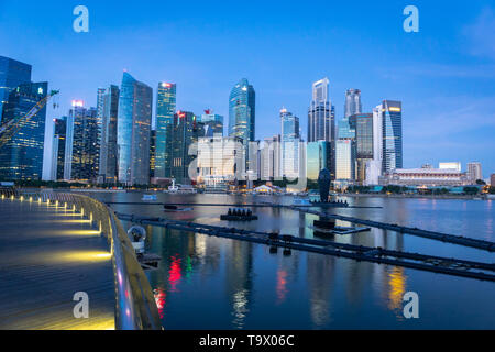 Singapur - Januar 2019: Skyline von Singapur Marina Bay Sans. Singapur Innenstadt CBD Waterfront ist ein beliebtes Gebiet für Besucher und Touristen. Stockfoto