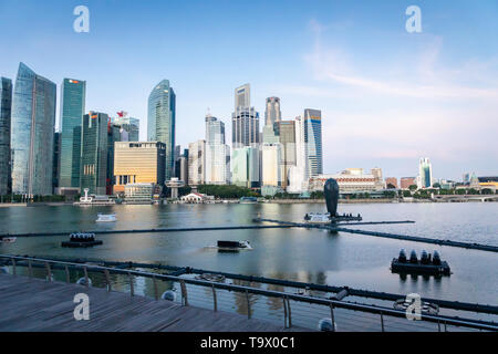 Singapur - Januar 2019: Skyline von Singapur Marina Bay Sans. Singapur Innenstadt CBD Waterfront ist ein beliebtes Gebiet für Besucher und Touristen. Stockfoto