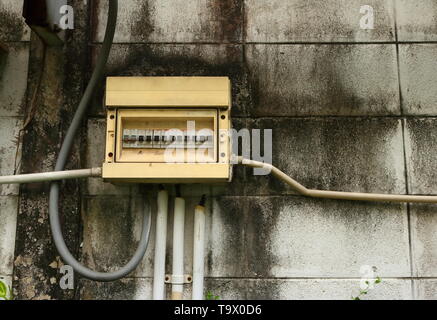 Nahaufnahme der Verteilerstation an elektrischen Leitungen für die Stromversorgung angeschlossen, Konzept Stockfoto