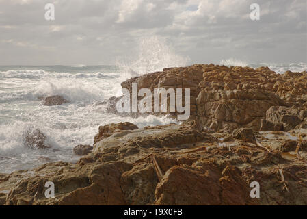 Raue See Zerschlagen der Küste Stockfoto