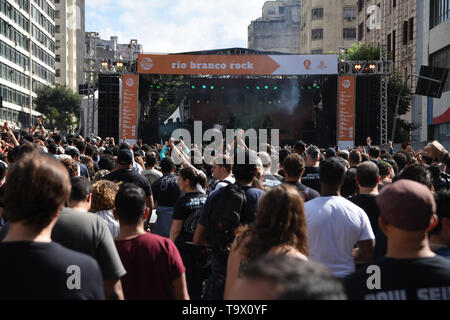 Sepultura Rock Band, an diesem Sonntagmorgen (19), in der Innenstadt von São Paulo, Brasilien, während der kulturelle Umbruch. Die Band spielte auf der Bühne. Stockfoto