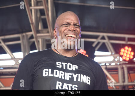 Sepultura Rock Band, an diesem Sonntagmorgen (19), in der Innenstadt von São Paulo, Brasilien, während der kulturelle Umbruch. Die Band spielte auf der Bühne. Stockfoto