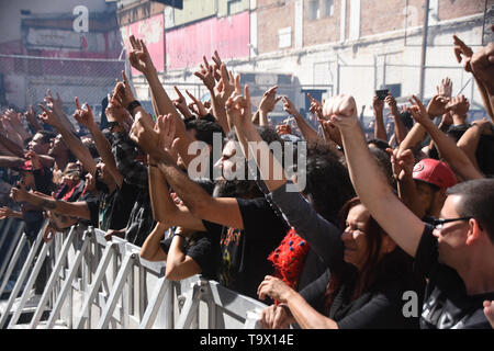 Sepultura Rock Band, an diesem Sonntagmorgen (19), in der Innenstadt von São Paulo, Brasilien, während der kulturelle Umbruch. Die Band spielte auf der Bühne. Stockfoto