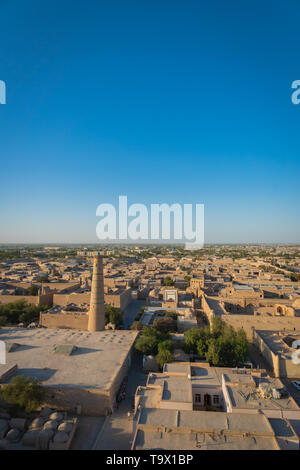 Chiwa, Usbekistan, die Altstadt Luftbild. Historische Altstadt von Chiwa ist ein UNESCO-Weltkulturerbe beliebt bei Touristen in Usbekistan Stockfoto