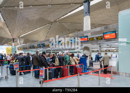 Sankt Petersburg, Russland - Mai 2019: Passagiere an Aeroflot Russian Arilines Check-in-Schalter im Flughafen Pulkovo. Stockfoto