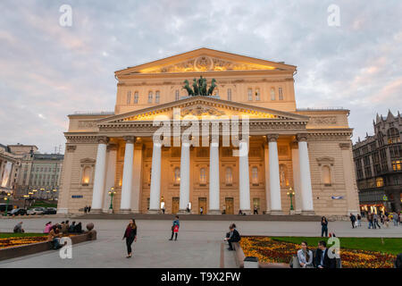 Moskau, Russland - April 2019: Bolschoi-theater und Besucher vor dem Theater, einem historischen Theater in Moskau, Russland. Stockfoto
