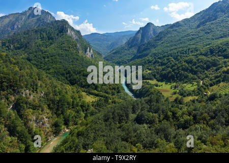 Oben auf einem hohen Felsen in den Bergen von Montenegro gibt es ein kleines Dorf, eine Mountain River fließt durch die Schlucht und bringt sauberes Wasser ein Stockfoto