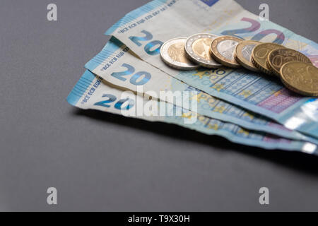 Stapel von 20 Euro-Banknoten mit 2 Euro-Münzen, 1 Euro-Münzen und 50 Cent-Münzen sind bereit zur Auszahlung, als europäisches Bargeld oder Taschengeld für private Investitionen Stockfoto