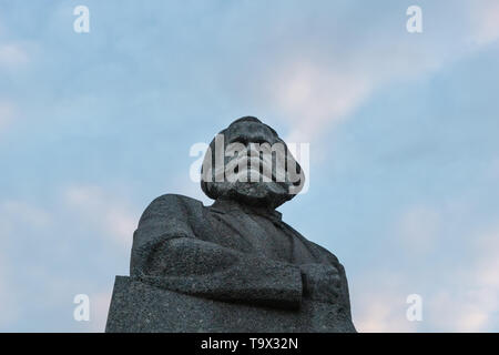 Moskau, Russland - April 2019: Denkmal für Karl Marx im Zentrum von Moskau, einem beliebten Wahrzeichen für Besucher. Stockfoto