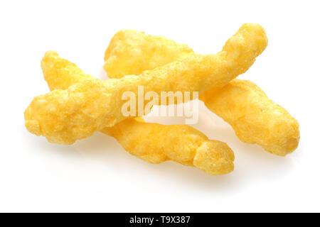 Käse und Zwiebeln gewürzt Mais Chips auf weißem Hintergrund Stockfoto