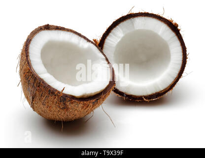 Frische Kokosnuss in der Hälfte gebrochen auf weißem Hintergrund Stockfoto