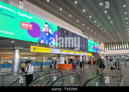 Moskau, Russland - März 2019: Passagiere und Architektur in Moskau Sheremetyevo Flughafen Abflug terminal in Russland. Stockfoto