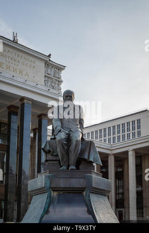 Moskau, Russland - April 2019: Denkmal für Fjodor Dostojewski, einem berühmten russischen Schriftsteller, vor der Russischen Staatsbibliothek. Stockfoto