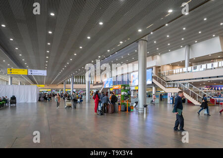 Moskau, Russland - März 2019: Passagiere und Architektur in Moskau Sheremetyevo Flughafen Abflug terminal in Russland. Stockfoto